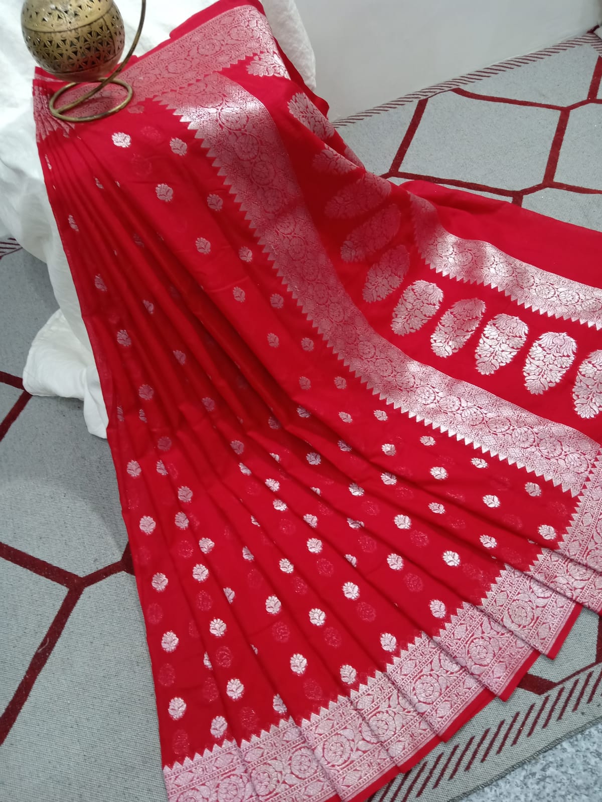 Handloom Weaved georgette Silk Banarasi Saree with Running Blouse